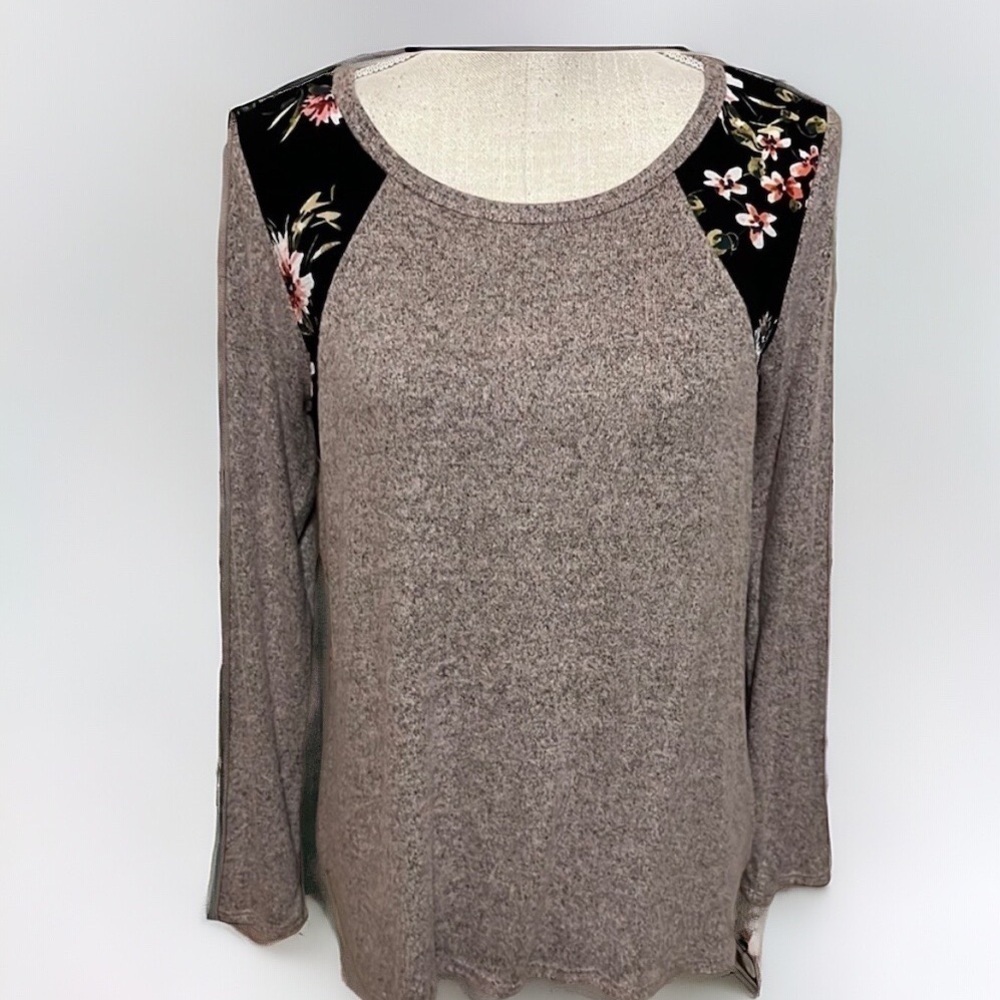 Moa Moa long sleeve tee. Solid front/ print back, sz M